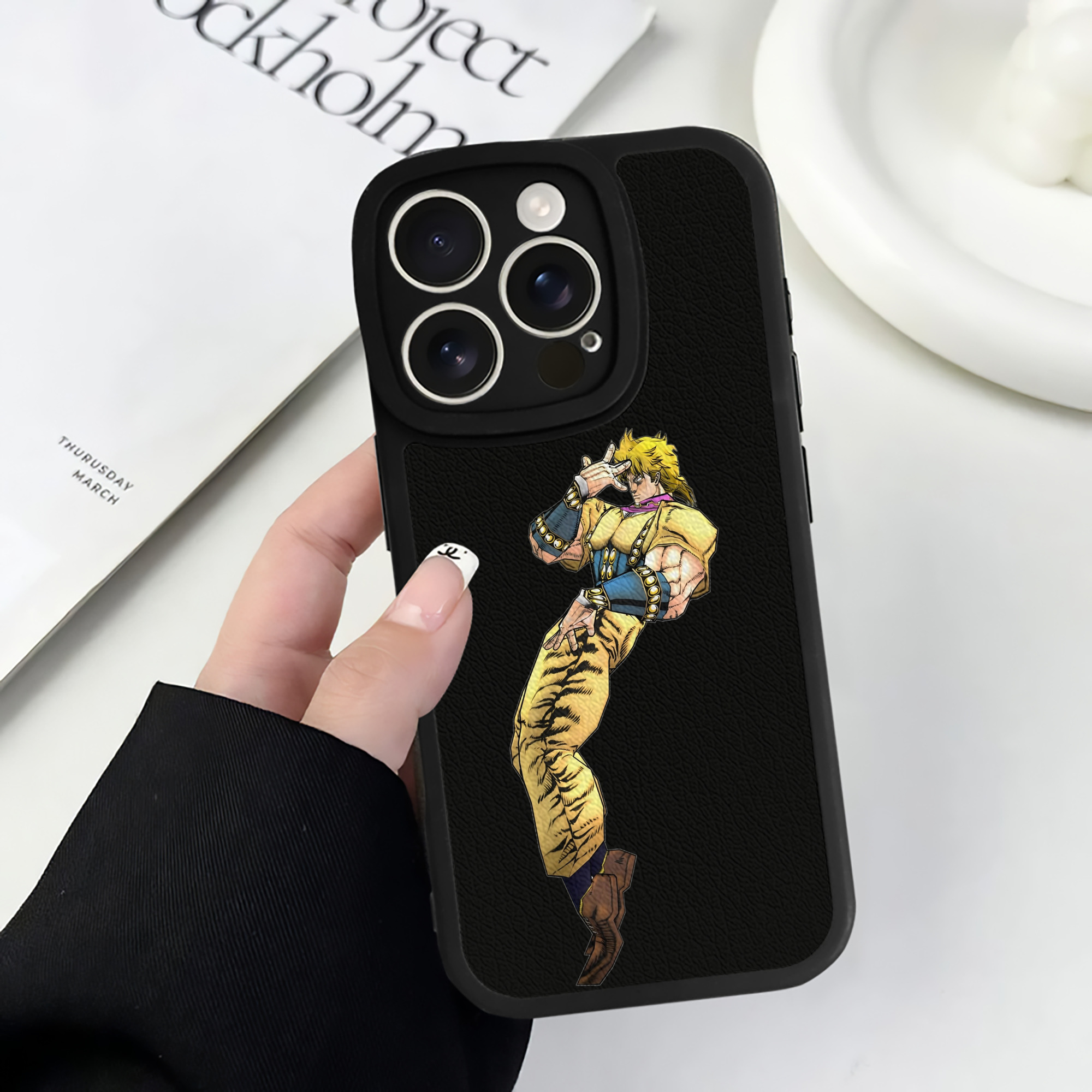 （画像用） ジョジョの奇妙な冒険 ディオ?ブランドー JoJo's Bizarre Adventure Dio Brando 【iPhone 16シリーズ対応】シリコンスマホケース（レザー調） 材質：シリコン